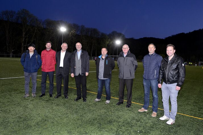 Personen auf dem Pressebild (von links nach rechts): Chan Yang Cho (LED-Lampenhersteller Giga Tera), Marko Will (Geschäftsführer Firma INNO-EM), Otmar Haberstroh (Geschäftsführer Firma INNO-EM), Endingens Bürgermeister Hans-Joachim Schwarz, Hubert Hügel (1. Vorsitzender SV Endingen), Mathias Nikolay (Badenova Vorstand), Michael Wunderlich (2. Vorsitzender SV Endingen) sowie Ralf Bickel (Geschäftsführer Firma Elektro Ralf Bickel).